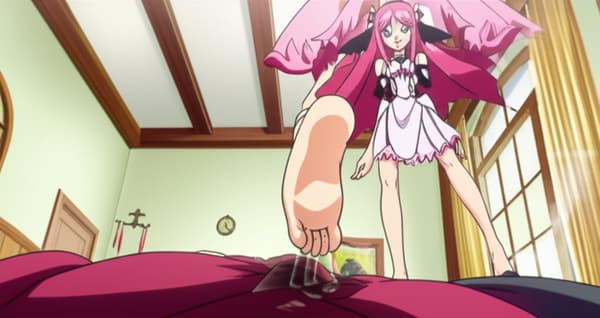 La Princesse Lala deviluke(de l'animé To Love Ru) écrase avec ses pieds le visage de sa servante(esclave) qui elle lui lèche les pieds sales, la princesse Lala deviluke est debout tandis que sa servante est allongée comme un tapis en train de lui lécher les pieds sales